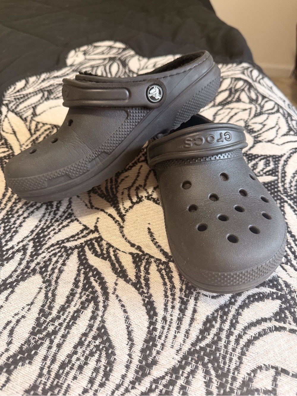 CROCS Classic Clog in Black